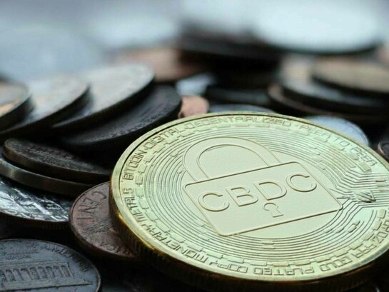 Il Bitcoin, progettato per operare al di fuori delle istituzioni finanziarie, e le valute tradizionali che il sistema CBDC mira a digitalizzare per un monitoraggio totale
