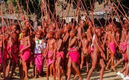 o imaginário se expande nas culturas populares, pois nela os riscos, as demandas, os acontecimentos inesperados revelam uma multiplicidade de argumentos típicos das culturas populares. Questionamos então: de que maneira se fortalecem os rituais das culturas populares em tempos de inteligência artificial? O que leva as culturas populares acreditarem no futuro de suas manifestações? Como as culturas populares visualizam a ciência na era da inteligência artificial? 