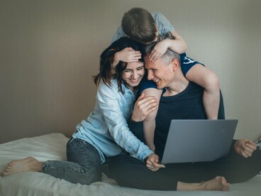 Os municípios não ficaram parados. Muitos perceberam rapidamente o potencial e começaram a criar espaços de *cowork* em antigas escolas primárias, por exemplo, edifícios que, durante anos, tinham sido símbolos do abandono. Investiram em fibra ótica, instalaram antenas e promoveram campanhas para atrair nómadas digitais