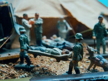 La propaganda e il linguaggio contribuiscono a legittimare la violenza