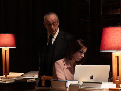 Toni Servillo e Anna Ferzetti sono Mariano De Santis e Dorotea De Santis in una scena del film "La grazia", foto di Andrea Pirrello