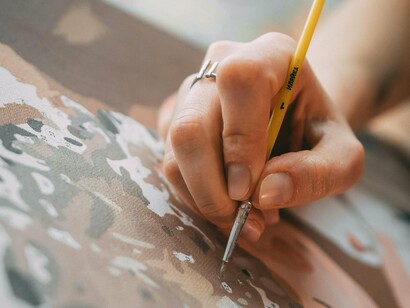 Ele trabalha e vive na região da Baía de São Francisco (Califórnia). Seu site indica que ele continua aceitando encomendas de animais, produzindo obras originais e edições limitadas de prints