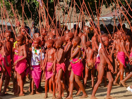 o imaginário se expande nas culturas populares, pois nela os riscos, as demandas, os acontecimentos inesperados revelam uma multiplicidade de argumentos típicos das culturas populares. Questionamos então: de que maneira se fortalecem os rituais das culturas populares em tempos de inteligência artificial? O que leva as culturas populares acreditarem no futuro de suas manifestações? Como as culturas populares visualizam a ciência na era da inteligência artificial? 