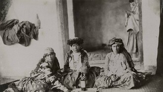 Antoin Sevruguin, "Mujeres en interior", fotografía, entre 1880 y 1896