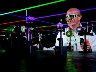 Daniel King, ingegnere elettronico specializzato in microonde/elettro-ottica (MS32) presso il Naval Surface Warfare Center (NSWC), Divisione Corona, utilizza i laser visibili per allineare vari componenti ottici. Nell'ambito del programma di ricerca e sviluppo della metrologia della Marina, il gruppo E-O del NSWC Corona ha sviluppato e brevettato due standard di calibrazione per supportare i set di test dei designatori laser e dei telemetri