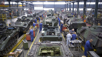 Die Rüstungsindustrie. Die Rüstungsindustrie. Die Zuweisung von 5 % des Nationaleinkommens für Verteidigungszwecke stellt aus wirtschaftlicher Sicht eine echte Herausforderung dar