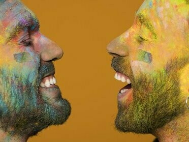 Casal homossexual. Outro lugar onde a população trans sofre ódio é na Argentina. Com o governo do presidente Milei, se suspenderam os tratamentos de hormonização para pessoas trans, além de que o Presidente e seu gabinete fomentam o ódio contra este grupo através de seus discursos e atos