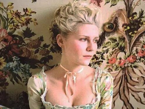Kirsten Dunst em Maria Antonieta de 2006. É importante notar que o anacronismo não é sempre um erro. Quando usado de forma intencional e consciente, pode ser um poderoso recurso artístico. Por exemplo, o filme "Maria Antonieta" (2006), de Sofia Coppola, usa trilha sonora punk e figurinos estilizados para criar um paralelo entre a juventude da corte francesa e a juventude contemporânea. O anacronismo aqui não pretende fidelidade histórica, mas sim uma experiência estética e simbólica. Outro exemplo bem-sucedido é o romance "Orlando", de Virginia Woolf, que mistura séculos de história com identidade de gênero fluida, rompendo com o tempo linear de forma deliberada