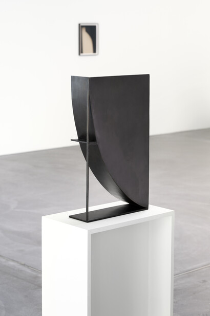 Erin Shirreff, Table muse, exhibition view. Courtesy of Von Bartha