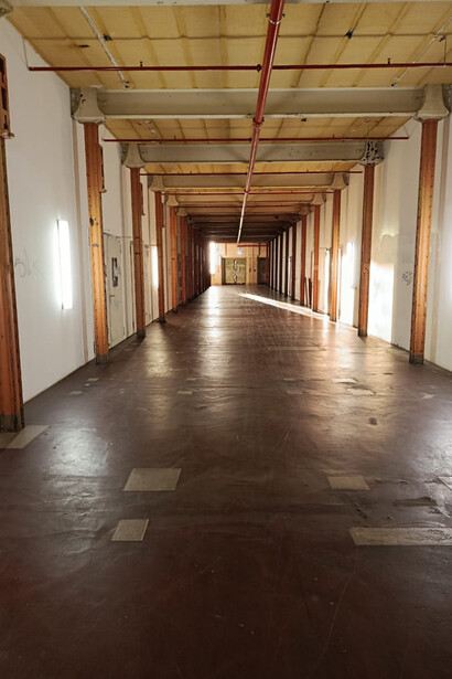 Pasillo interno del recinto Spinnerei, Leipzig, Alemania