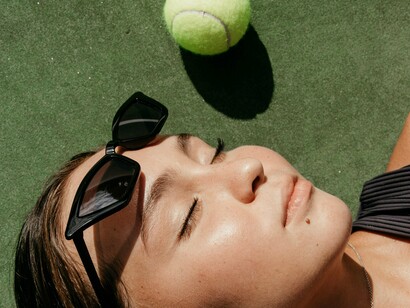 Por isso, é fundamental que atletas, treinadores e profissionais da área enxerguem o descanso não como um tempo perdido, mas como parte inseparável do treinamento. Planejar períodos estratégicos de recuperação faz toda a diferença para otimizar o desempenho, prevenir lesões e garantir a longevidade esportiva. O equilíbrio entre treino e descanso é o que define o sucesso a longo prazo. Saber quando acelerar e quando desacelerar é, portanto, um dos maiores segredos para quem deseja evoluir e se manter no topo