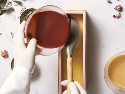 Avec une poche en plastique et un papier
le visiteur devient artisan et le cacao une œuvre éphémère