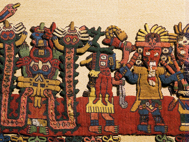Textiles vivos que cambian el ambiente. Este manto, o capa, extraordinariamente complejo, es uno de los textiles andinos más reconocidos del mundo. Se utilizaba como objeto ceremonial. Las figuras que decoran el borde, creadas mediante tejido con aguja, se han interpretado como un microcosmos de la vida en la costa sur del Perú hace dos mil años, Naza textil, Peru