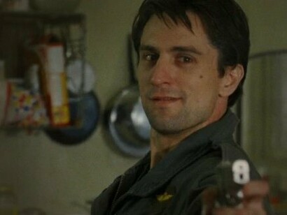 O século XXI adotou essa fórmula como modelo de negócios. Redes sociais recompensam frustração estetizada. Plataformas premiam choque. Comunidades digitais organizam animosidades em kits prontos para consumo. O protagonista precisou de um moicano e uma pistola. Hoje bastam um avatar e uma hashtag. O desejo de legitimação afetiva migrou do asfalto para o Wi-Fi sem perder a gula setentista