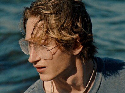 Ambientato negli anni ’90, il film intreccia paesaggi naturali e dinamiche familiari, rivelando gradualmente la fragilità del fratello maggiore. Nella foto Edik Beddoes è Jeremy