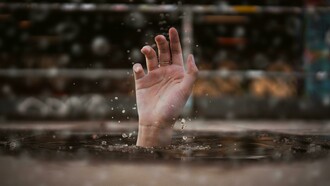 Saber que algum dia morreremos é uma verdade que nos situa, às vezes comprime e congestiona, mas de tão verdadeira, não mais espanta. Vale comentar, aqui, esse aspecto. A verdade, o irredutível, o irremediável, por pior que seja, não espanta. É o que é definitivo, é limite e é base. Situa, suporta, consequentemente não oprime, não derruba, pois permite que nele se caminhe. Delimitar possibilidades e impossibilidades é o que nos constitui e nos humaniza. Essa aceitação de limites é o que neutraliza o desespero de, quando não há saída, desejar