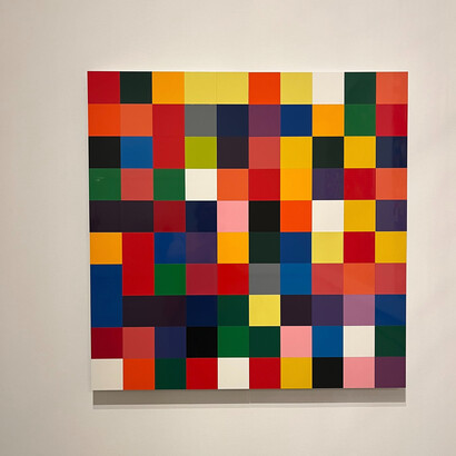 Dans les 25 Couleurs, les nuanciers de Gerhard Richter organisent la couleur selon un système rigoureux, transformant l’aléatoire en abstraction visuelle