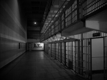 La pénombre des couloirs de détention illustre l’opacité du système judiciaire et l’incertitude entourant les procès politiques