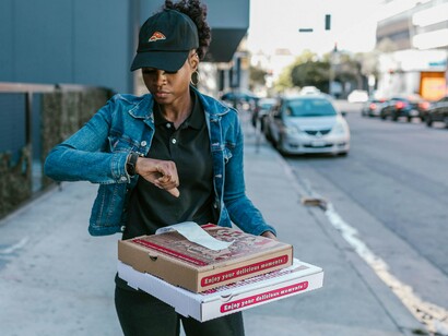 Enquanto a Casa Grande fala de overnight, os trabalhadores falam sobre se é possível almoçar ou não. Se vai sair mais cedo ou mais tarde. A casa grande, desde os tempos antigos, dizia que os escravos poderiam ter escravos. Os escravos que deixavam de ser escravos, quando encontravam ouro, compravam os seus escravos. E é assim até hoje