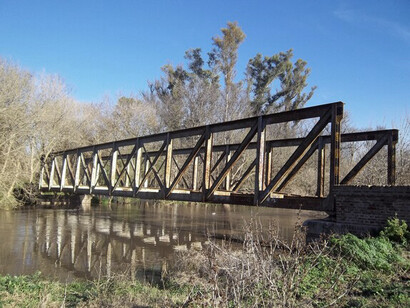 Puente del ramal G3 del ferrocarril Belgrano sobre el río Matanza que divide los partidos de La Matanza y Ezeiza. Tomado desde González Catán, 2012. Partido de La Matanza, provincia de Buenos Aires, Argentina