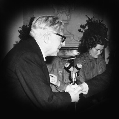  Prof. Dr. Ernst Bloch (1885-1977) erhält die Auszeichnung Nationalpreis  der DDR in Berlin am 06. Oktober 1955