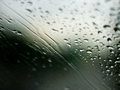 Silêncio, luto, luta, rendição — palavras que o acompanhavam sempre na escrita, como rosário íntimo. Como escritor, tinha dificuldade em coabitar com as personagens: oferecia-lhes corpo e respiração, mas elas invadiam-no como hóspedes ruidosos, nunca devolvendo o sossego inicial