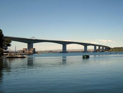 Le cozze di Taranto vengono allevate con tecniche tradizionali che prevedono l’uso di pali e corde, un metodo che consente un controllo attento della crescita. Ponte Punta Penna dal secondo seno. Foto di Rossella Baldacconi