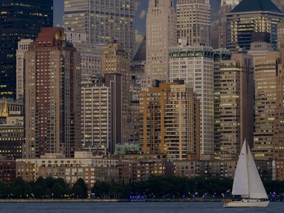 Vista noturna de Manhattan, Nova Iorque, Estados Unidos. Na página oficial, Guízar descreve seu trabalho como "uma coleção de janelas que, de alguma forma, capturaram meu olhar inquieto em meio ao burburinho incessante das ruas"


