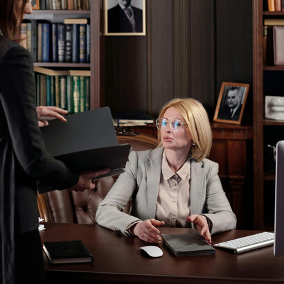 Politik bleibt im Modus der Autopoiesis: Sie organisiert ihr eigenes Überleben, nicht das Leben ihrer Subjekte