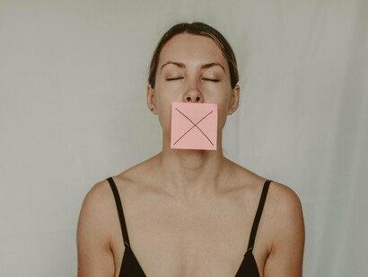 O primeiro risco evidente da censura digital é o comprometimento da liberdade de expressão. A internet possibilitou uma ampliação sem precedentes do direito de falar, publicar ideias e se manifestar publicamente