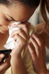 Una chica consuela a su amiga mientras esta llora