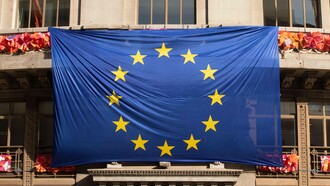 Bandiera della UE: "L’Europa dei diritti, della coesione sociale e dell’inclusione sembra oggi più un ricordo che una realtà"