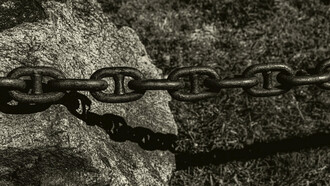 Imágenes que provocan rechazo, indignación, impotencia... hasta que aparece un justiciero que en breves segundos, gracias a su fotogénica musculatura, a su pistola, o a su dominio de las artes marciales 