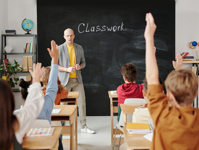 Los docentes deben navegar un entorno marcado por la diversidad, la sobreinformación y la necesidad de formar criterios sólidos en estudiantes cada vez más expuestos a múltiples estímulos