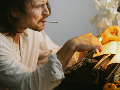 O estilo diz respeito aos usos de linguagem. Minicontos apresentam linguagem direta, objetiva, com predominância de verbos de ação e substantivos. A marca estilística do miniconto é a economia verbal, ou seja, a concisão: procura-se dizer muito com um mínimo de palavras. Isso significa que há significados que não são expressos, cabendo ao leitor “descobrir” esses significados a partir de pistas que o autor deixou espalhadas pelo texto. Por essa razão, minicontos mais sugerem do que dizem


