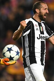 Giorgio Chiellini dal mese di aprile calca i campi da calcio dopo aver completato gli studi in Business Administration con la votazione di 110 e Lode con menzione di merito