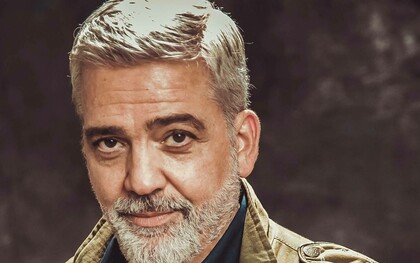 Tiziano Buccarello nella copertina del suo libro "It's tough to look like George Clooney"