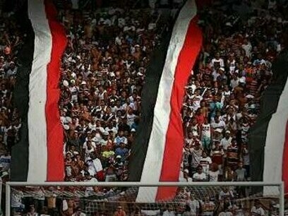 De tudo o que já foi vivenciado, a multidão tricolor, regida pelo vermelho, branco e preto, arrasta multidões. Talvez, o segredo para este show de torcida, esteja na construção social da história da origem do próprio Santa Cruz. Sem sede, mas cheios de vontade, onze jogadores da periferia do Recife iniciaram, na Rua da Mangueira, no Pátio de Santa Cruz, em frente à Igreja, no bairro da Boa Vista, no dia 03 de fevereiro de 1914, o time da torcida mais apaixonada do Nordeste - quiçá do Brasil