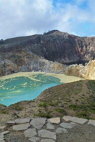 Il vulcano Kelimutu, alto intorno ai 1600 metri, i cui tre crateri ospitano altrettanti laghi che cambiano colore, dal rosso, al verde, al blu, foto di Valeria Caldelli