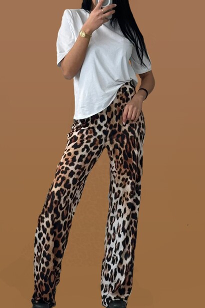 L'estetica sportiva e minimale delle Crocs si sposa sorprendentemente bene con l'esuberanza degli abiti animalier, creando un equilibrio tra praticità e stile grintoso