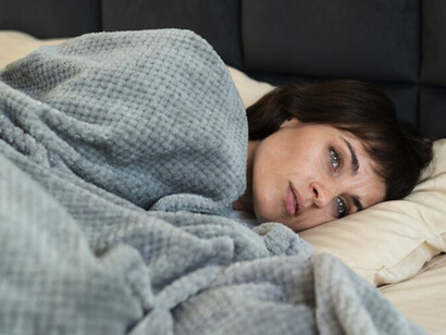 Se aconseja ventilar la habitación, controlar los niveles de humedad, usar prendas fresquitas de cama que nos permitan movernos