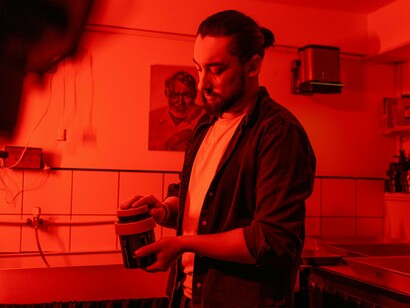 Fotógrafo revela negativos. Relembrando o assombro diante das microfotografias em preto e branco, nascidas quase como sonhos em papel fotográfico. Aquele instante, diz, foi um marco: “Fotografia tornou-se minha vida, eu não poderia me imaginar fazendo outra coisa”. E ali se instalou não só uma paixão, mas a percepção de que olhar para o mundo era, antes de tudo, um exercício de profundidade, uma recusa ao superficial