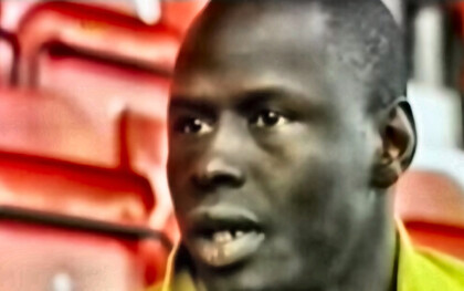 En 1996, Ali Dia engañó al entrenador del Southampton haciéndose pasar por primo de George Weah. Con una llamada falsa, firmó un contrato de un mes, pero jugó...53 minutos
