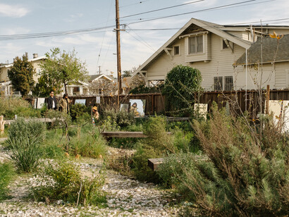 Installation view of "In the garden of David Horvitz", 7th Ave Garden, Los Angeles, 2023. Courtesy of ChertLüdde, Berlin and David Horvitz, Los Angeles. Photo by
Rio Asch Phoenix