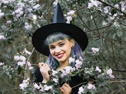 Seu riso ecoava entre as torres da escola e as casas da vila, infiltrando-se nos pensamentos e sacudindo certezas. E não era à toa: Lavanda era a melhor professora de magia, a mais querida e, sobretudo, a mais perigosa para aqueles que preferiam permanecer adormecidos dentro de suas próprias ilusões