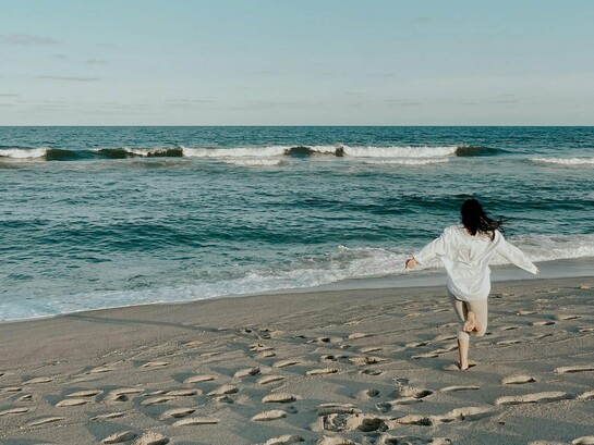 La sérénité de la mer et la liberté de pensée combinées à la brise fraîche dans les cheveux et à la joie de courir pieds nus