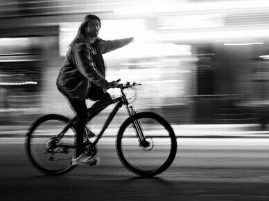 A vida é simples, nós é que conseguimos fazer que ela fique complicada, queremos tanto dela e esquecemos de que ela quer tão pouco da gente, só que busquemos a felicidade, e para ser feliz é preciso ter coragem, porque a felicidade não dá “ibope”, o que chama a atenção é a tristeza, ou parecer estar triste e desiludido, não acredita? Poste no seu perfil de rede social uma mensagem triste e veja quantas pessoas vêm te “consolar”, agora poste uma mensagem de felicidade e veja quantos vêm te felicitar



