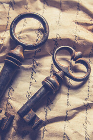 Duas chaves sob um papel ancestral escrito por autoras como Cecília Meirelles e Maria Carolina de Jesus com palavras que reescreveram o mundo por um olhar único