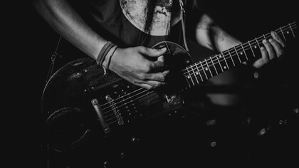 O legado do rock'n'roll é evidente até hoje, com muitos artistas contemporâneos continuando a explorar e reinterpretar o espírito de rebeldia e liberdade que caracteriza o gênero. Bandas e músicos de diversas gerações e estilos, desde o punk rock até o grunge, carregam a tocha do *rock'n'roll*, mantendo viva a tradição de usar a música como um meio de protesto e auto-expressão
