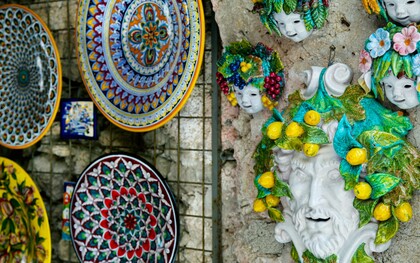 Nella Costiera Amalfitana e a Vietri sul Mare, la ceramica è un’arte antica tramandata da generazioni, famosa per i colori vivaci e i motivi ispirati al mare e ai limoni